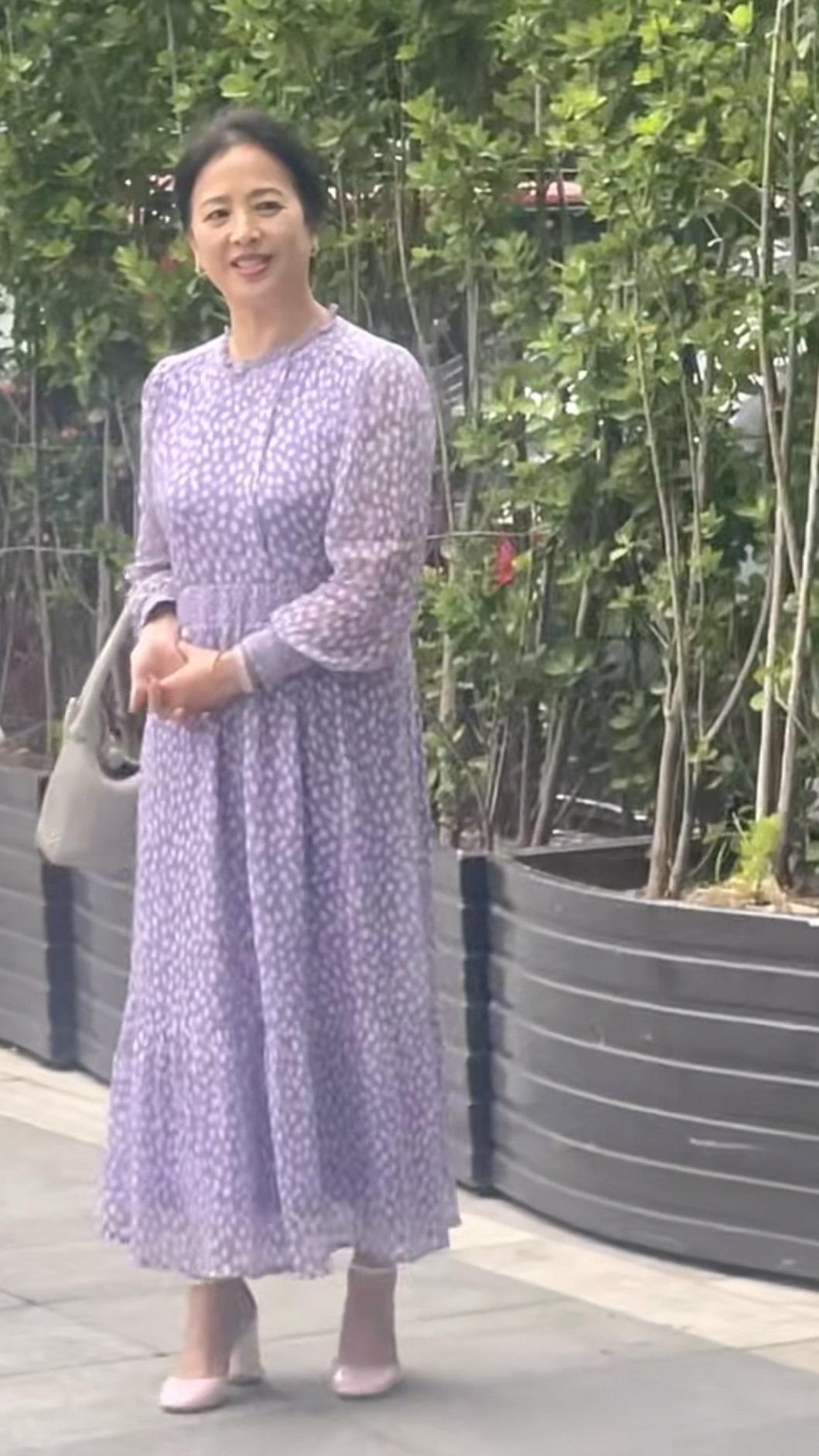 劉亦菲媽媽在街頭被偶遇。（圖／翻攝自微博）