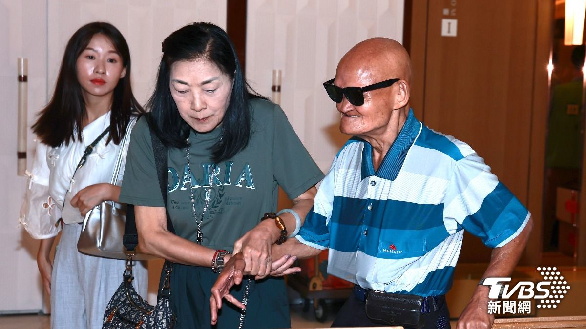 李炳輝（右）被老婆雅惠攙扶。（圖／黃城碩攝）