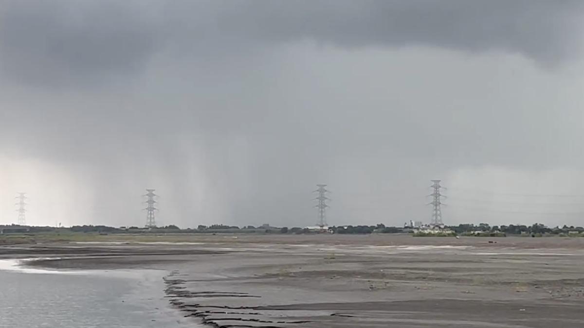 濁水溪口驚現「強烈雨瀑」。（圖／翻攝自黃坤煌臉書）