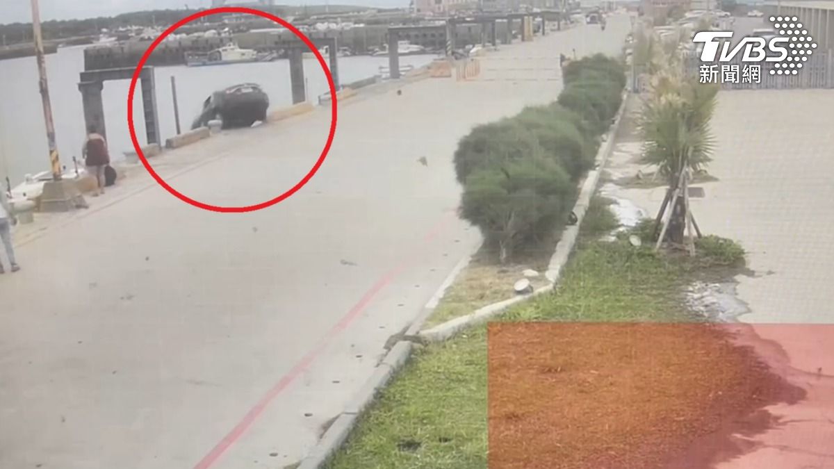 新竹漁港轎車衝落碼頭。（圖／TVBS）