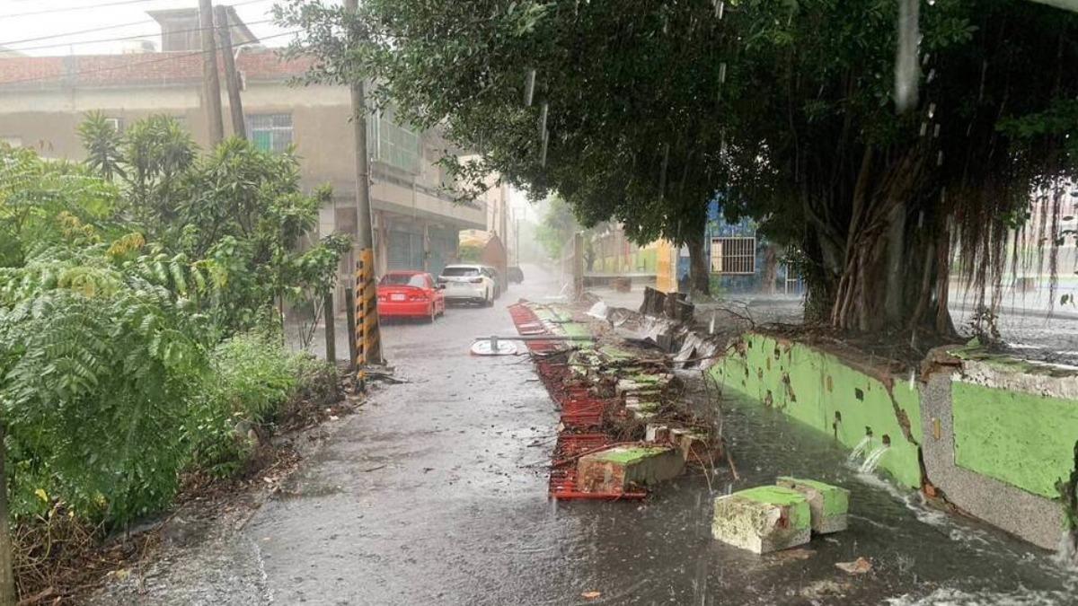 彰化縣下午降下滂沱大雨，花壇鄉三春國小的圍牆也在雨中倒塌。（圖／警方提供）