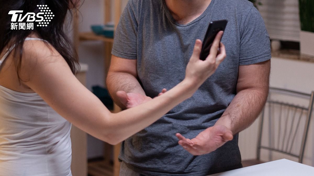 中國大陸一名人妻發現丈夫偷吃「孩子同學的媽媽」。（示意圖／Shutterstock達志影像）