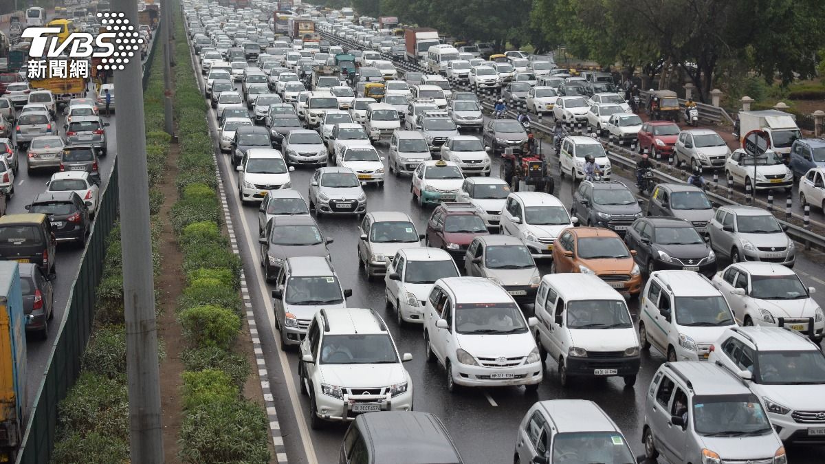 高公局預估，今（15）日交通量為108百萬車公里。（示意圖／shutterstock達志影像）