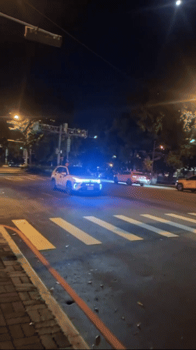 黃男一邊徒手敲擊計程車，一邊出言辱罵嗆聲。（圖／民眾提供）