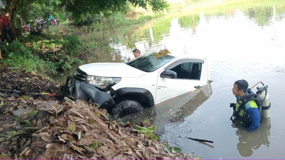 泰男「開車載400萬現鈔」打瞌睡　暴衝進池塘只打撈回38萬