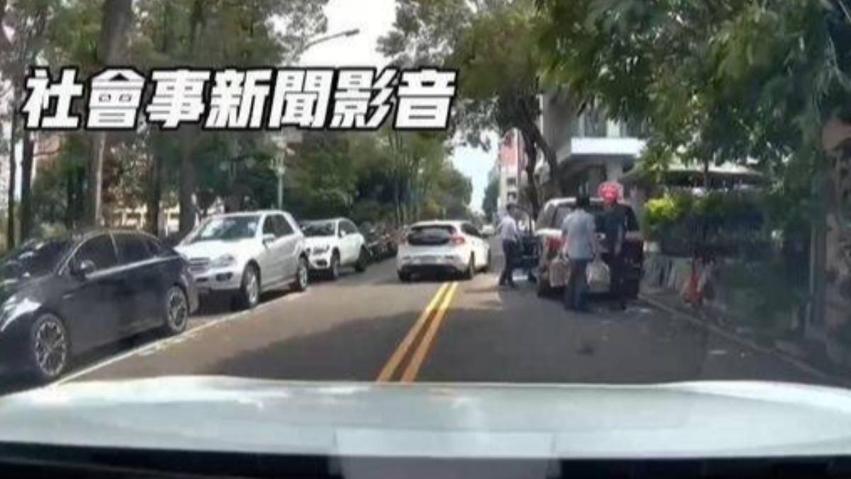 民眾質疑台中市第一分局警備車占用車道。（圖／翻攝自社會事影音新聞）