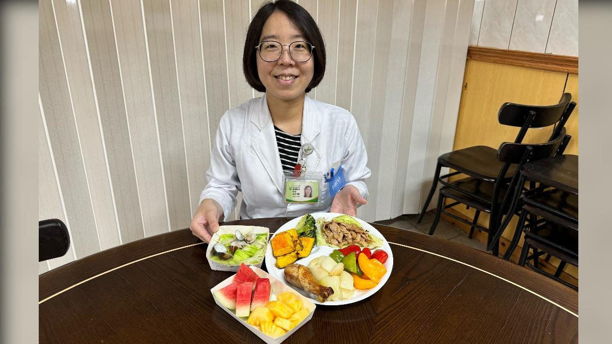 營養師楊舒閔傳授中秋不發胖又能爽吃美食的秘訣。（圖／豐原醫院提供）