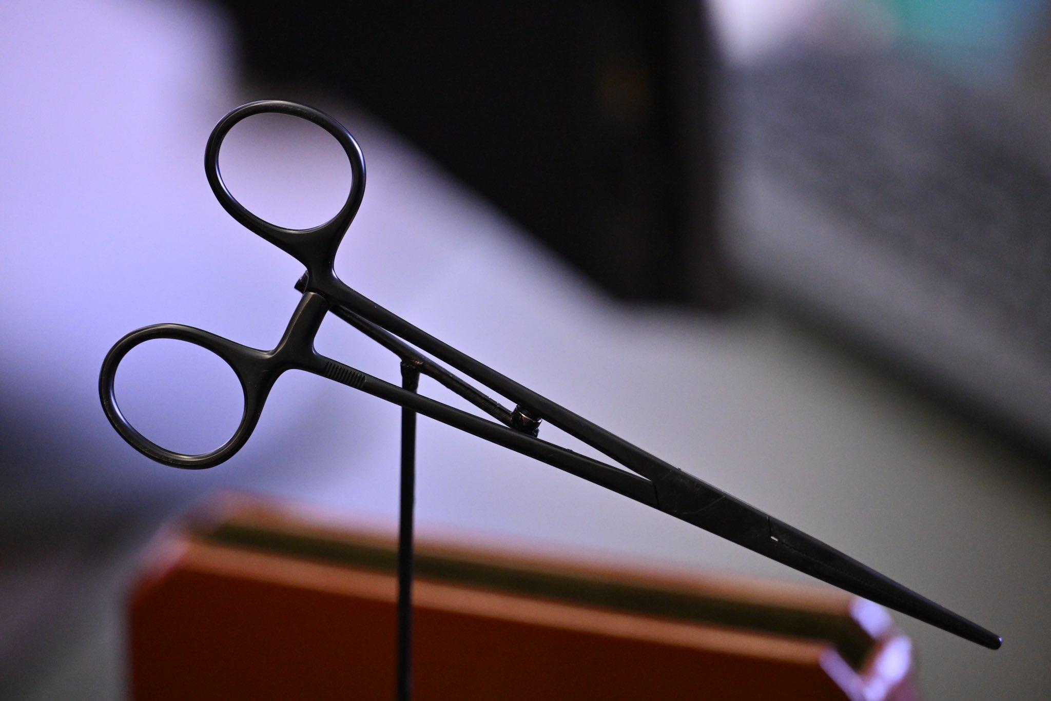 「黑色止血鉗」是第1季的關鍵道具。（圖／翻攝自blackpean_tbs推特）