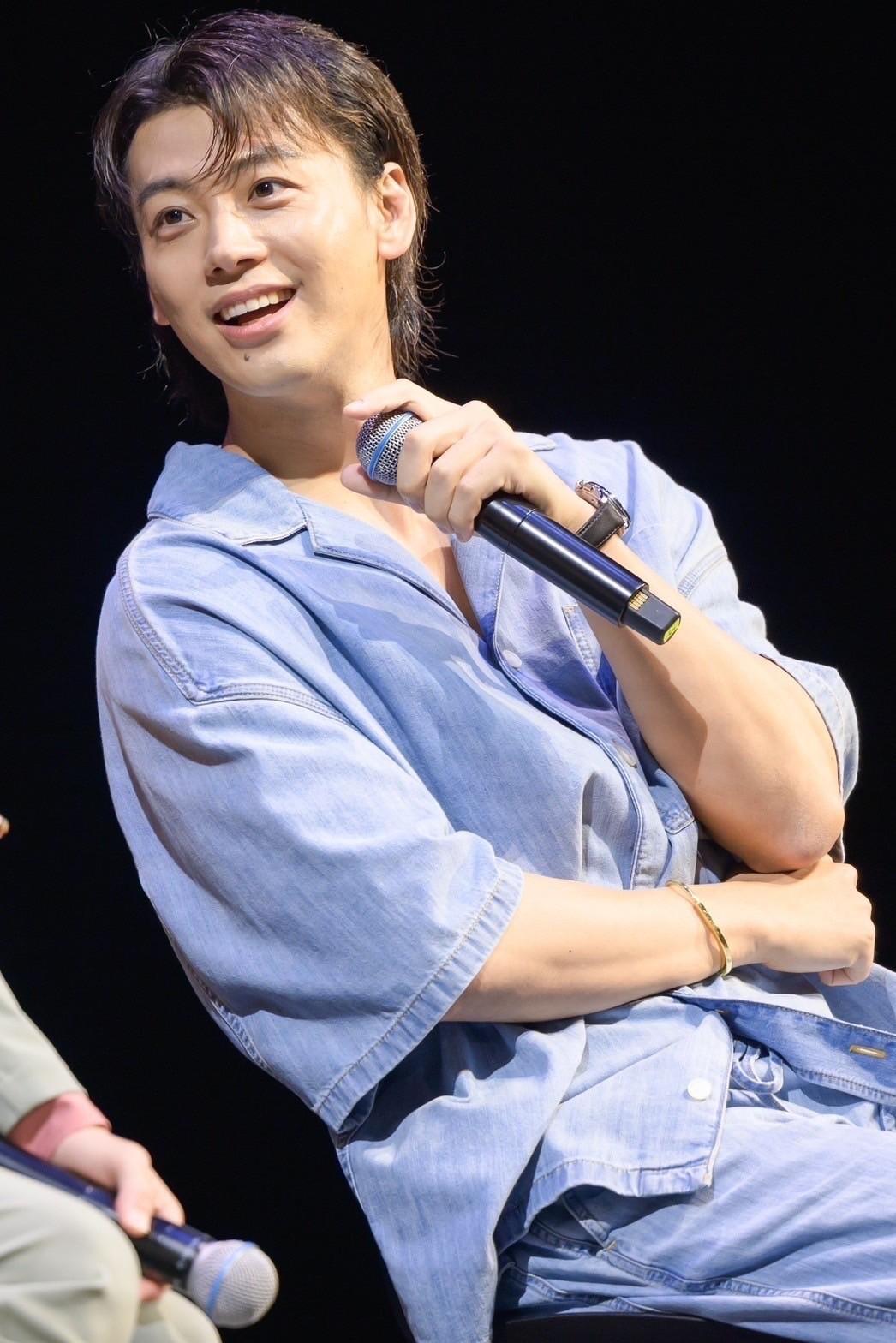 竹內涼真認為渡海跟天城都是世界頂尖醫生，在劇中能看著他們學習其實非常奢侈。（圖／大鴻藝術提供）