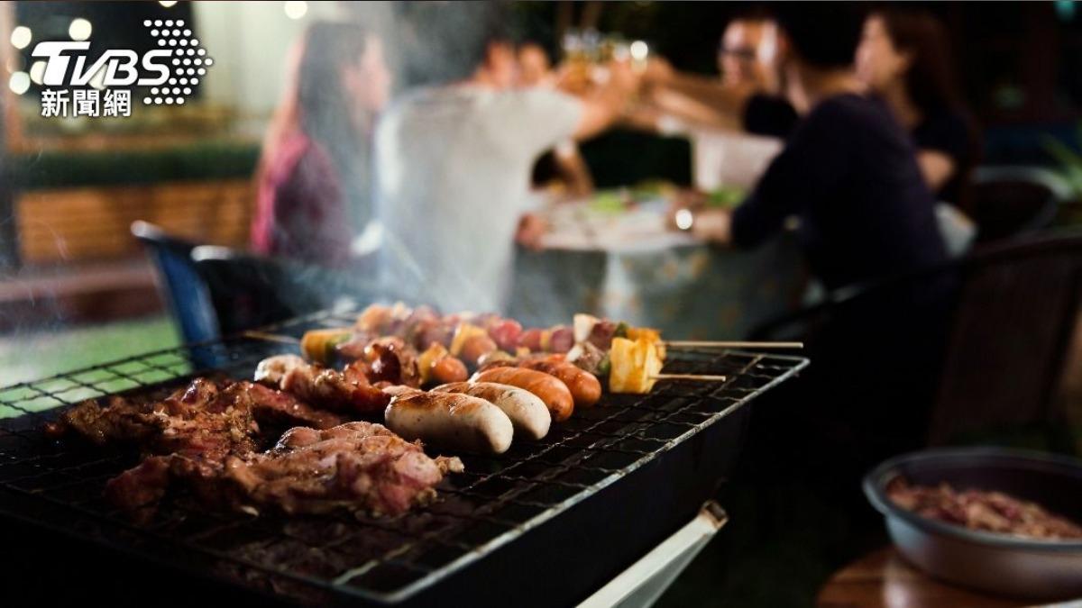 中秋節少不了和家人團聚烤肉、賞月。（示意圖，與事件無關／Shutterstock達志影像）