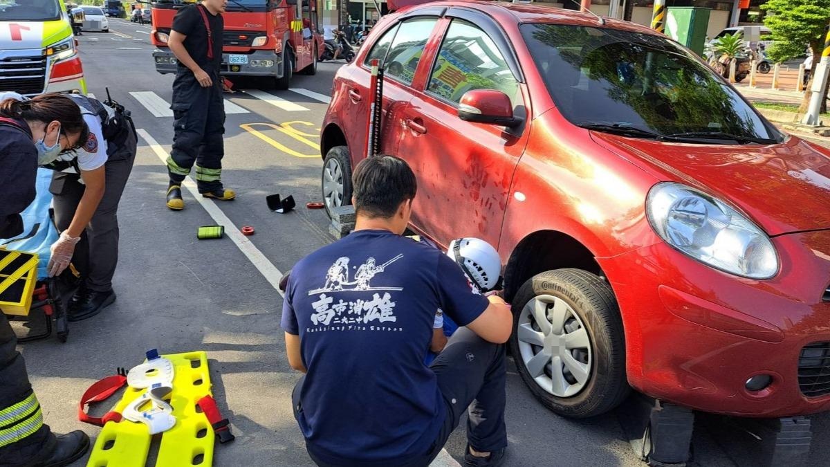 高雄轎車左轉撞上逆向腳踏車　8旬嬤「慘壓車底」骨折送醫