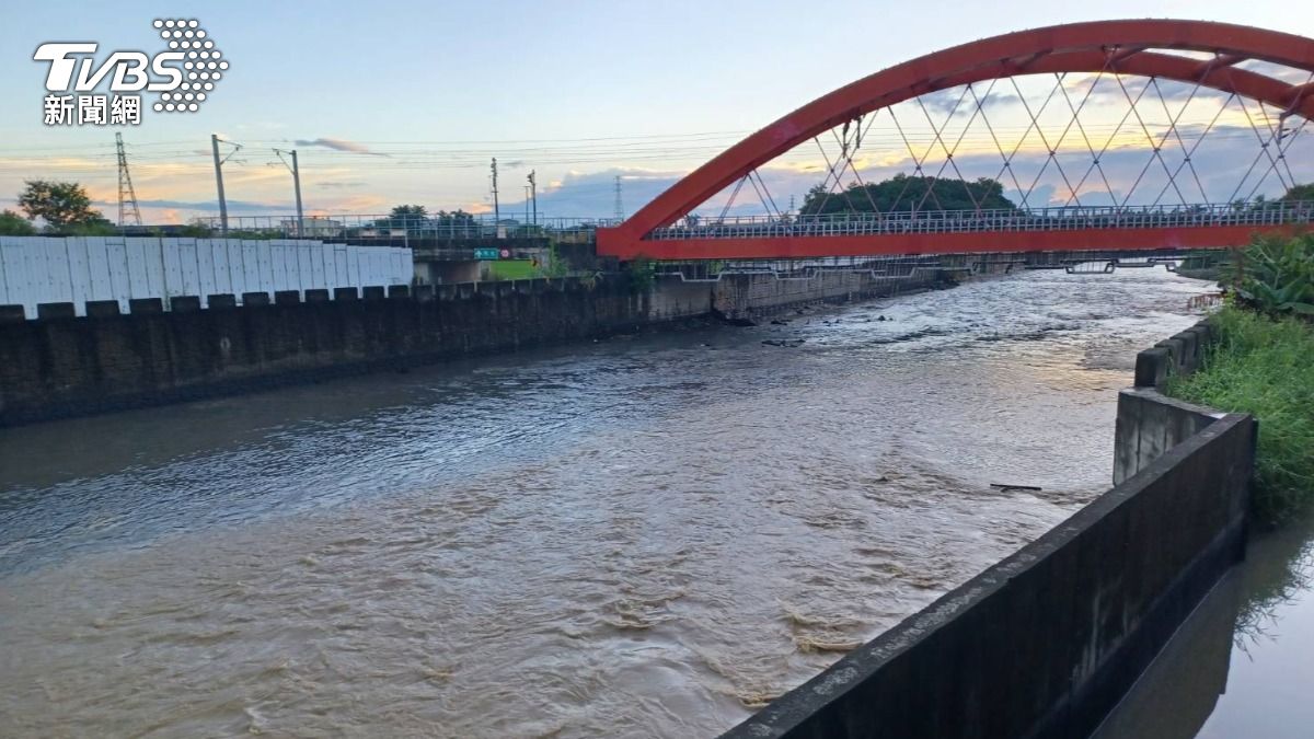 老翁當時在水面上載浮載沉。（圖／TVBS）