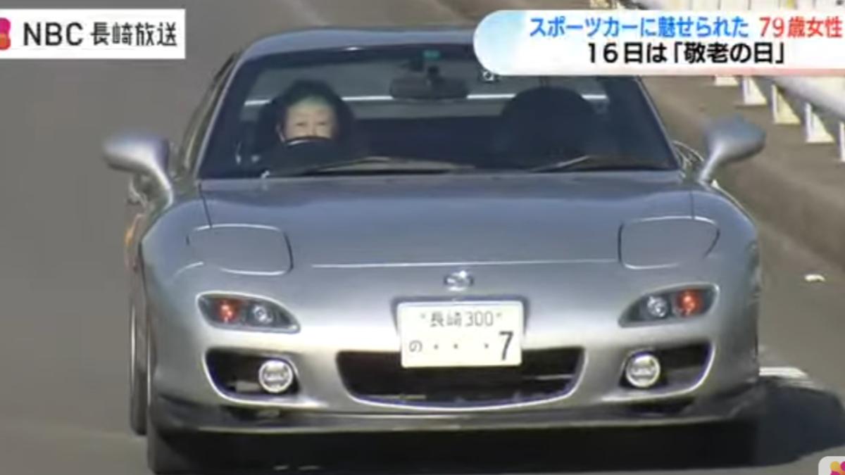 日本阿嬤開跑車25年。（圖／翻攝自長崎放送YT頻道）