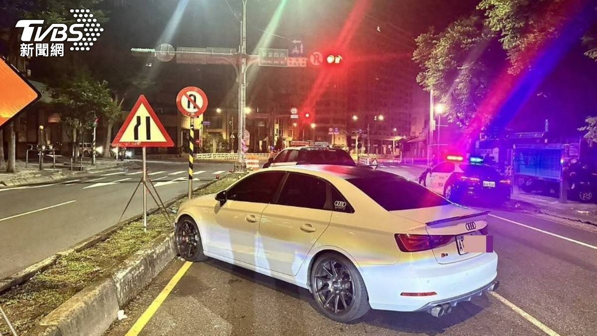 桃園男邊吸喪屍菸彈邊開車！失控猛撞人行道機車、分隔島慘了