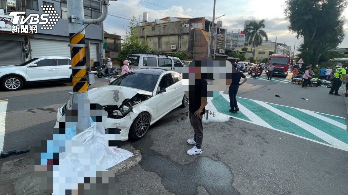 快訊／賓士衝撞校門！學童倒地不起釀7傷、1婦死　駕駛還掉出槍枝