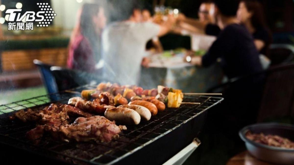 上班族分享，和同事烤肉聚餐完，隔天大家都吃得很健康。（示意圖／shutterstock達志影像）