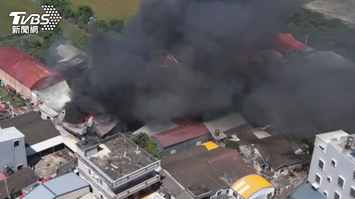 工廠的鐵皮屋頂已被燒熔，濃濃黑煙不斷竄出。（圖／TVBS）