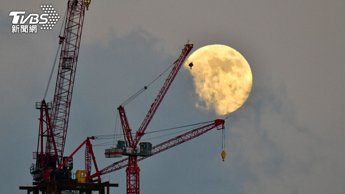 北部、東部的雲層恐越晚越厚，想一睹滿月恐需碰碰運氣。（圖／胡瑞麒攝）