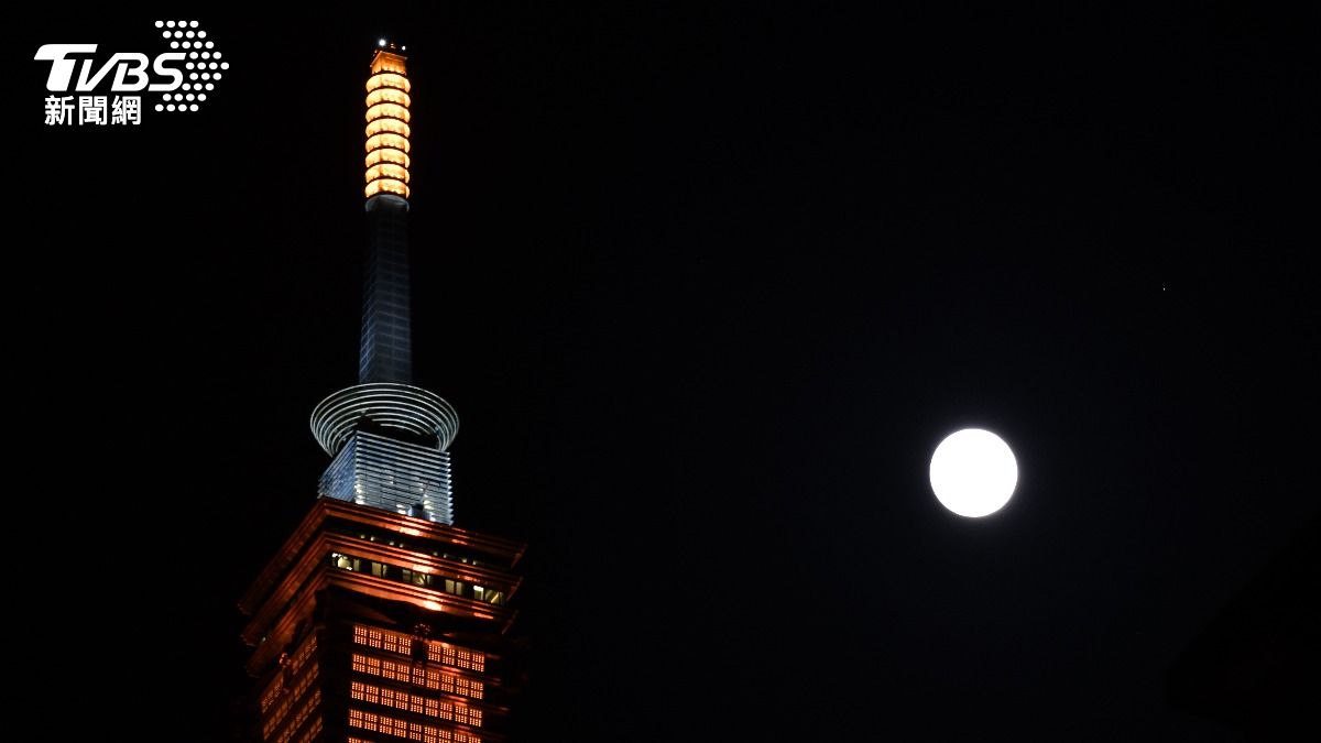 百年罕見中秋超級月亮巧逢土星合月。（圖／胡瑞麒攝）