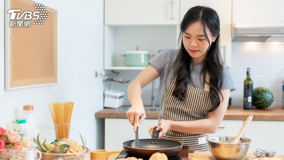 人妻辛苦煮飯，卻遭先生、孩子抱怨菜色大同小異。（示意圖／shutterstock 達志影像）