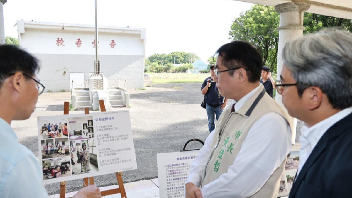 台南市原天仁工商校地改設台南傳統藝術中心，台南市長黃偉哲（前右2）前往視察。（圖／台南市政府提供）