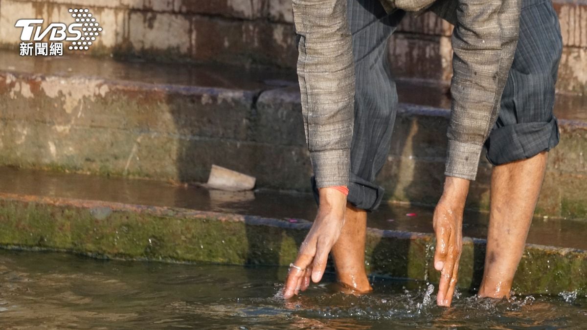 印度男子認為每週「在身上灑恆河水」就能起到清潔作用。（示意圖／Shutterstock達志影像）