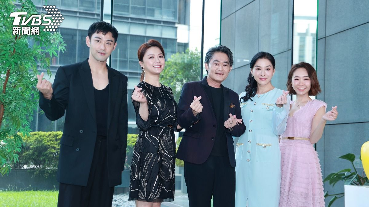 潘柏希、苗真、江國賓、陳柏渝、何依霈一同出席《願望》新卡司公布會。（圖／黃城碩攝）