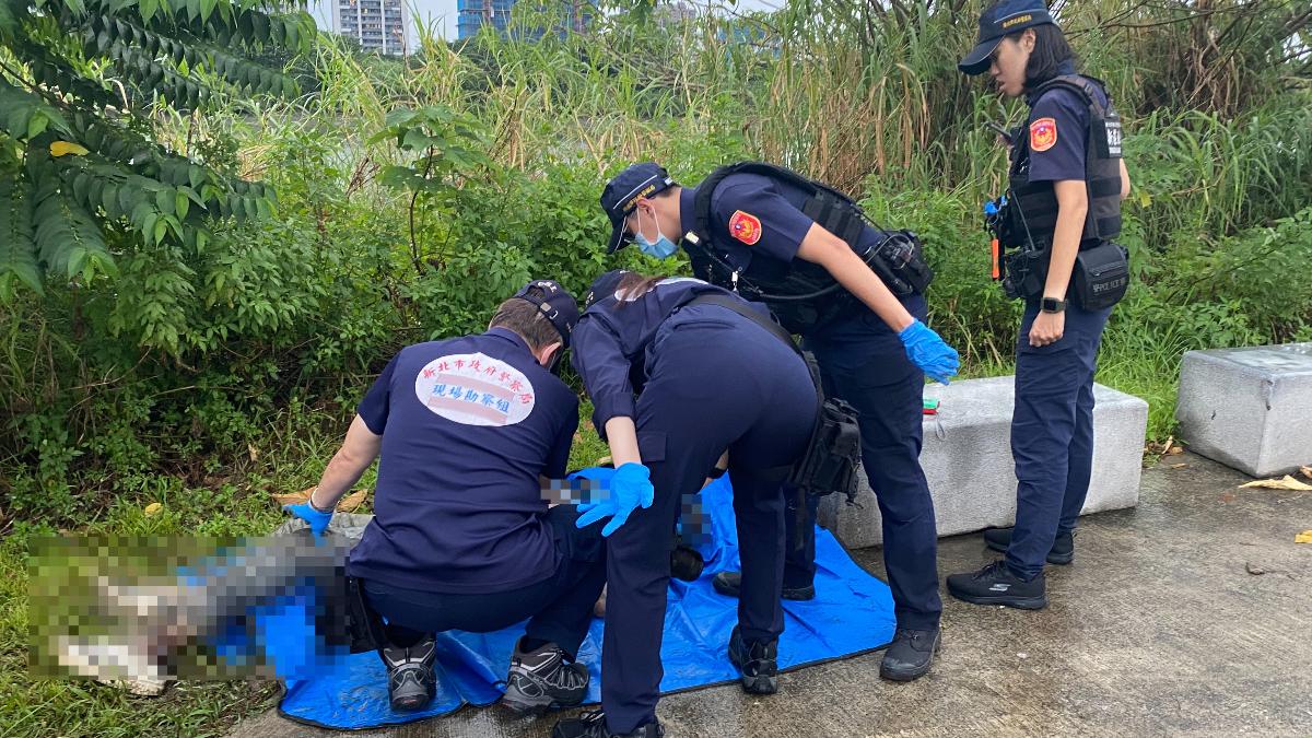 警方鑑識人員對浮屍做初步採證。（圖／翻攝畫面）