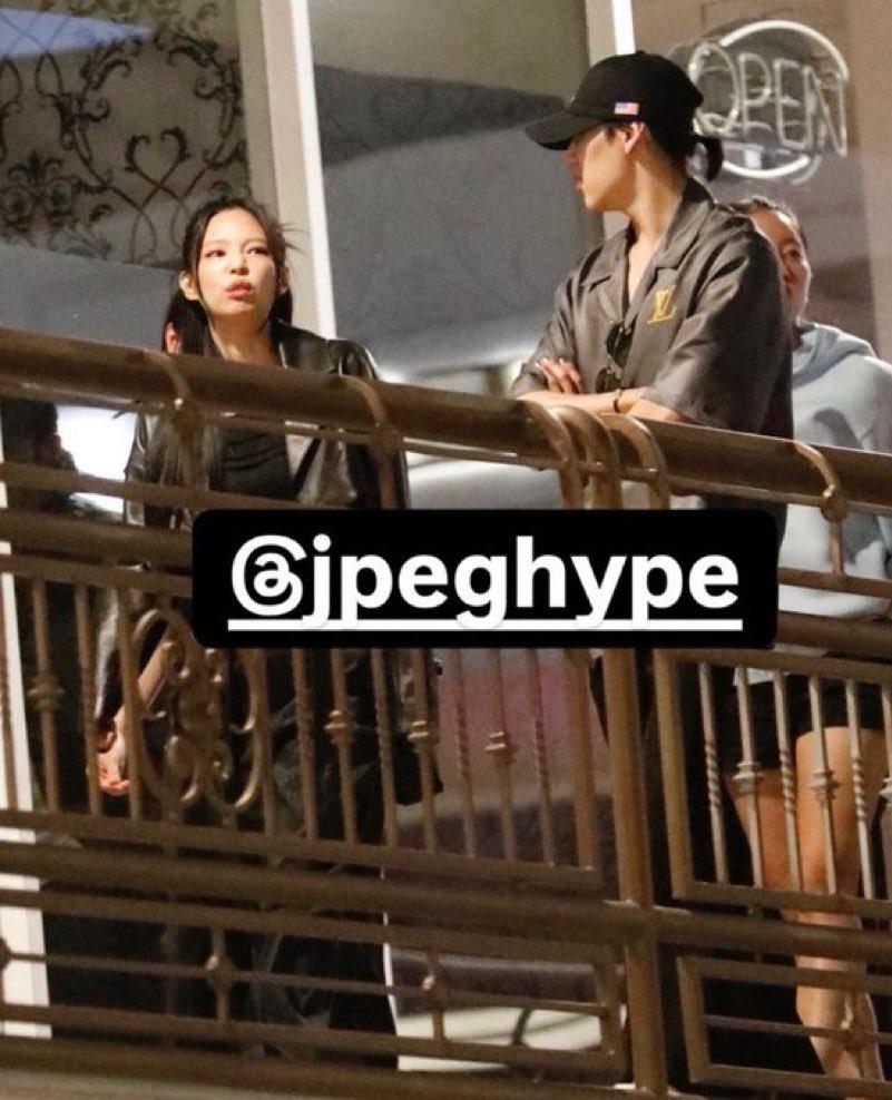 Jennie（左）被拍到跟BamBam在美國共進晚餐。（圖／翻攝自Theqoo）