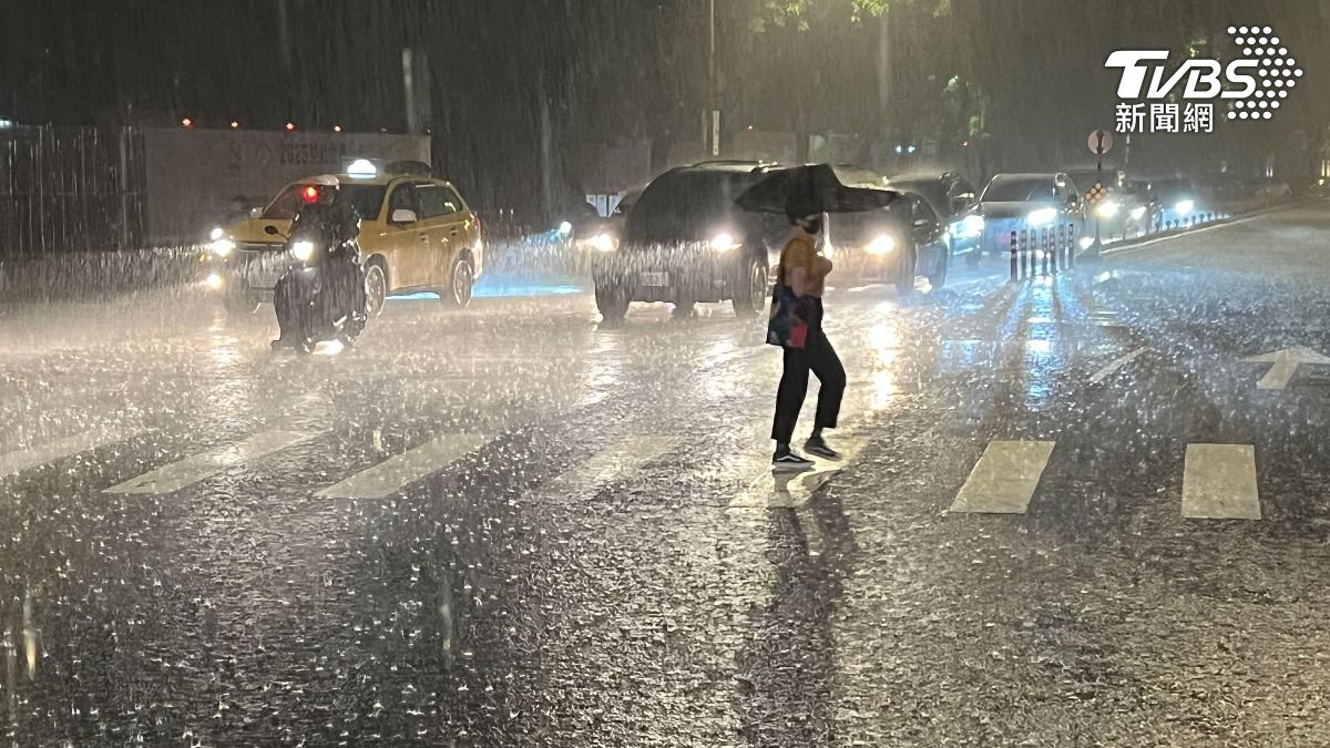 白天期間在迎風面的大台北、東半部地區仍有短暫陣雨。(圖／TVBS)