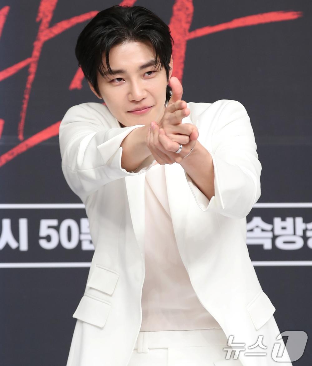 金宰永飾演本作中唯一的人類，但他自嘲體弱，打不贏惡魔。（圖／news1提供）