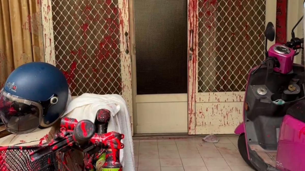 楊姓保母住家被潑紅漆。(圖/TVBS)