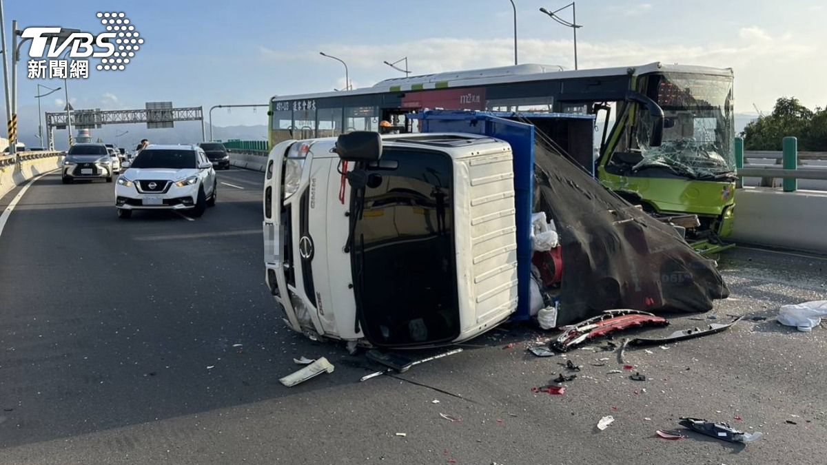 北市洲美高架連環撞！公車車頭毀損變形　小貨車翻覆路中慘況曝