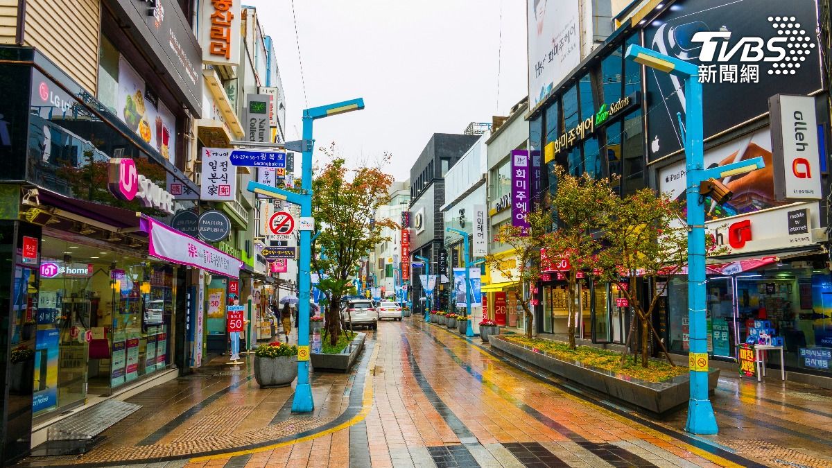 網友分享到釜山旅遊，被路邊攤價錢嚇到的經驗。（示意圖／shutterstock達志影像）