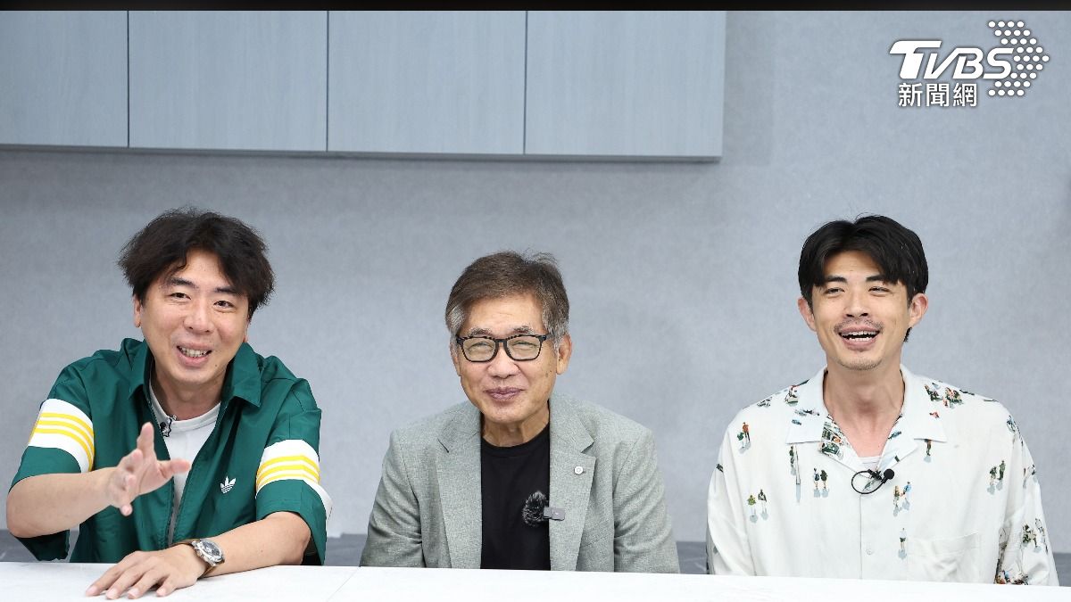 梁修身(中)認為他最大貢獻是生了這兩個兒子梁赫群(左)和梁正群。(圖/張哲鳴攝)