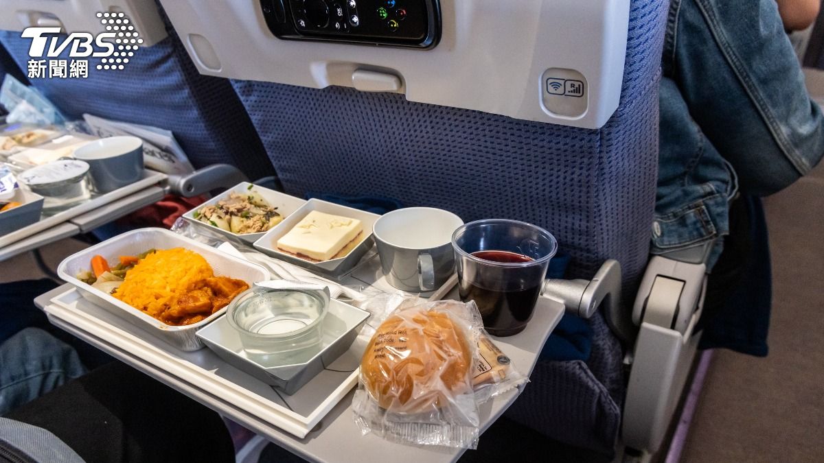 許多人會在飛機上用餐。（示意圖，非本文相關當事人／shutterstock達志影像）