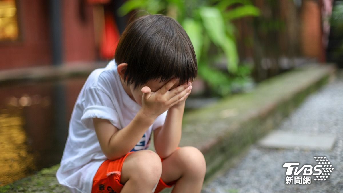 4歲男童因缺乏關愛跟抱抱，患上了「皮膚飢餓症」。 (圖／達志影像Shutterstock)