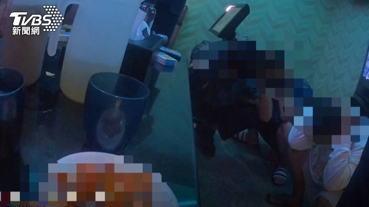 3名嫌犯偷走女大生包包後，跑到KTV歡唱被逮。（圖／TVBS）