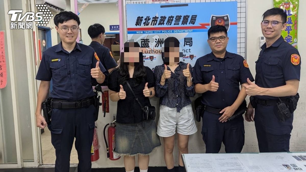 韓國籍女大生與同學感謝警方及時幫她找回失竊的背包。（圖／TVBS）