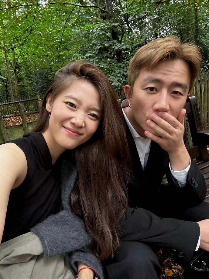 黃軒公開女友正臉照。(圖/翻攝自微博)