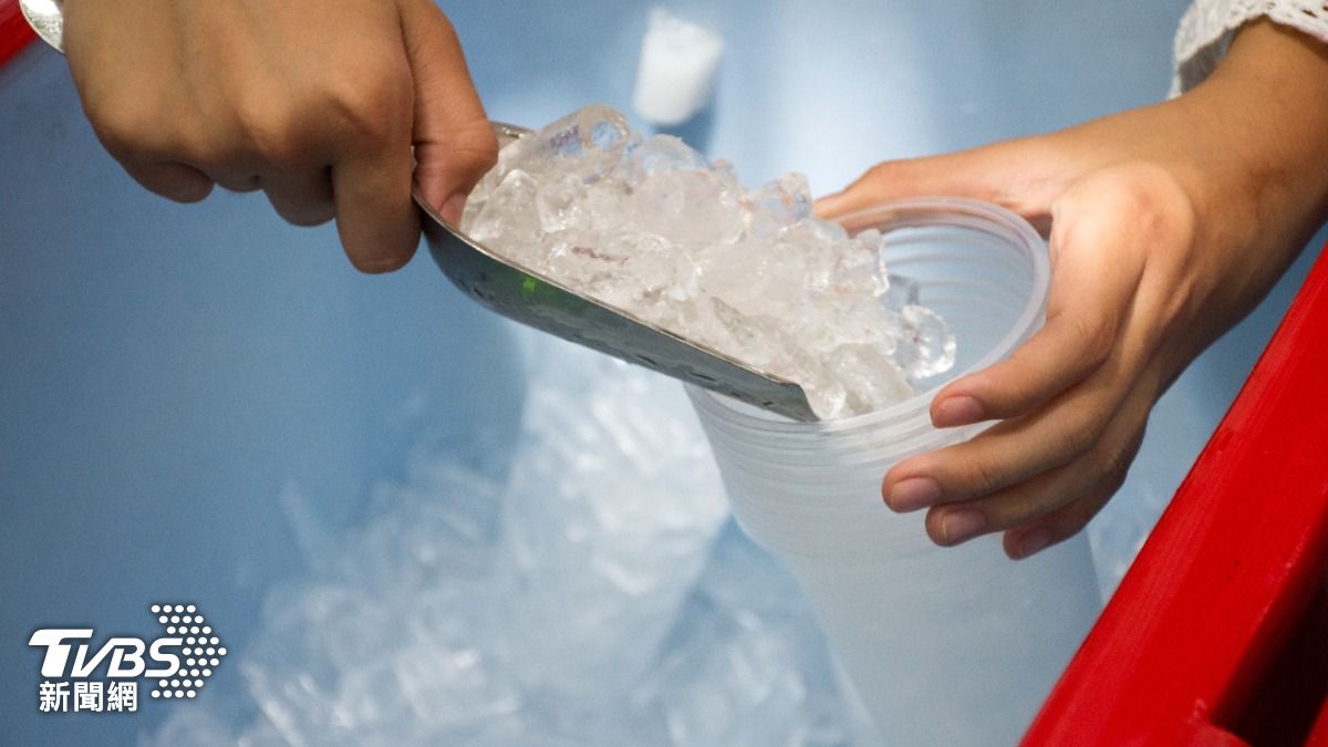 愛嚼食冰塊可能是生病的徵兆。（示意圖／shutterstock達志影像） 