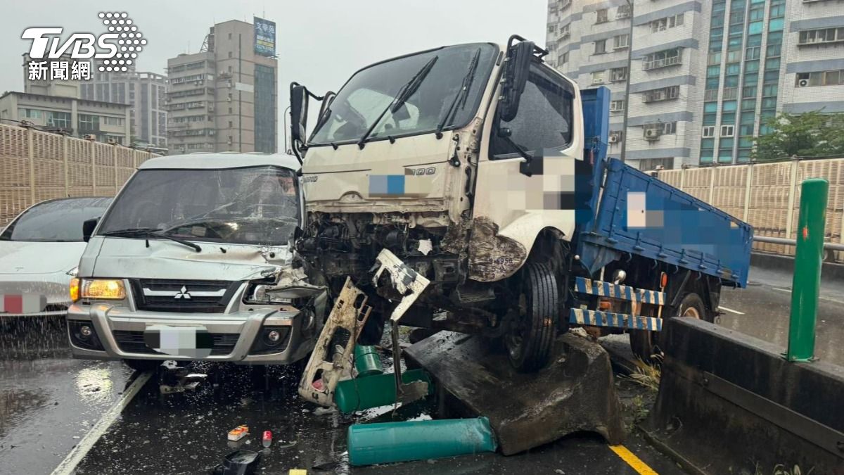 忠孝橋發生重大車禍。（圖／TVBS）