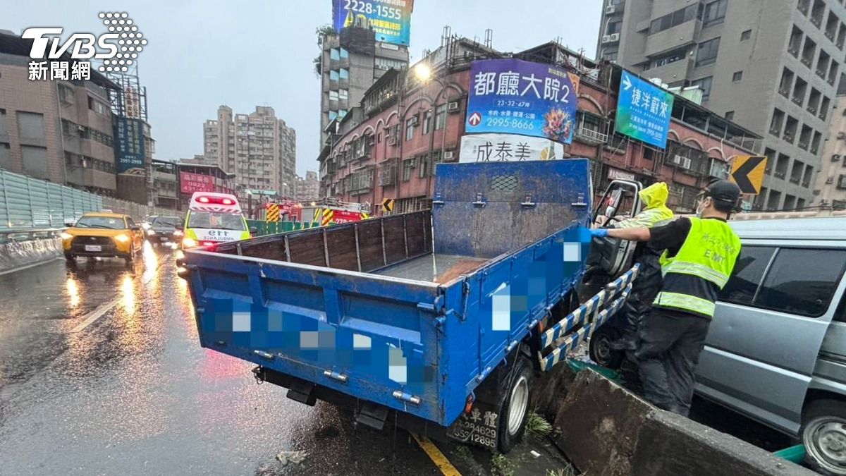 駕駛疑似雨天打滑,車輛失控衝對向。(圖/TVBS)