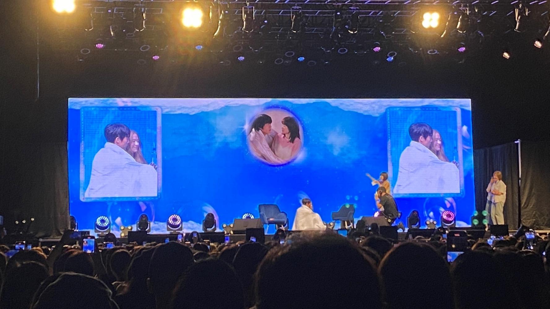 張基龍用各種方式跟粉絲合照，其中還有跟粉絲一起蓋棉被。（（圖／讀者提供）