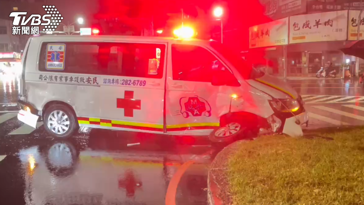 台南一輛民間救護車與小黃發生擦撞後，衝上分隔島。（圖／TVBS）