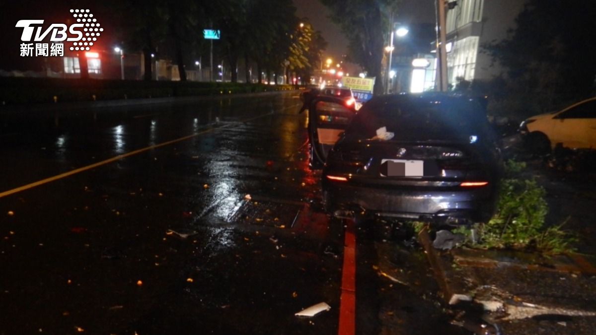 胡男偏移3百公尺後，撞到停在路旁的汽機車。（圖／TVBS）