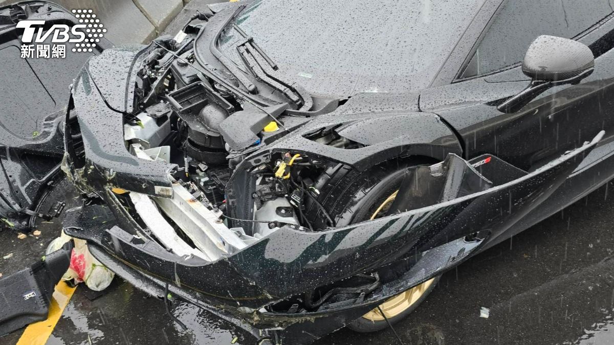 千萬超跑麥拉倫自撞分隔島，車頭幾乎撞爛。（圖／TVBS）