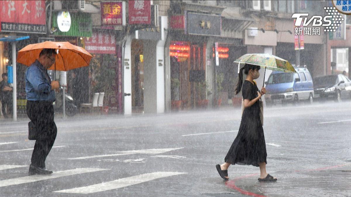 近期受低壓帶和熱帶低壓影響，全台大雨狂炸。（圖／胡瑞麒攝）