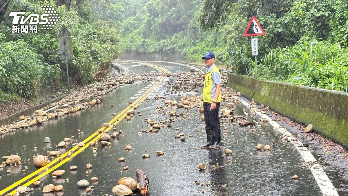 連日大雨，苗栗火炎山土石沖刷，礫石、泥流四溢交通受阻。（圖／中央社）