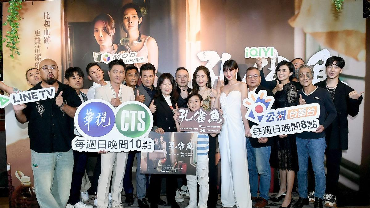 尹馨（右七）與導演錢人豪（右八）同台。（圖／華視提供）